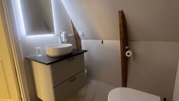 Superior Studio Suite, 1 Bedroom | Bathroom | Shower, free toiletries, hair dryer, towels