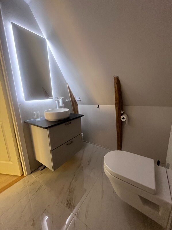 Suite estudio superior, 1 habitación | Baño | Regadera, amenidades de baño gratuitas, secadora de cabello, toallas 