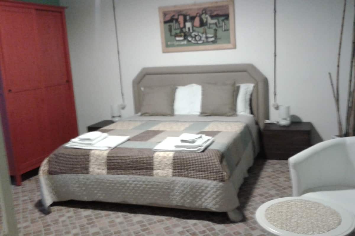 Habitación doble, vista al jardín | Minibar, tabla de planchar con plancha, wifi gratis y ropa de cama