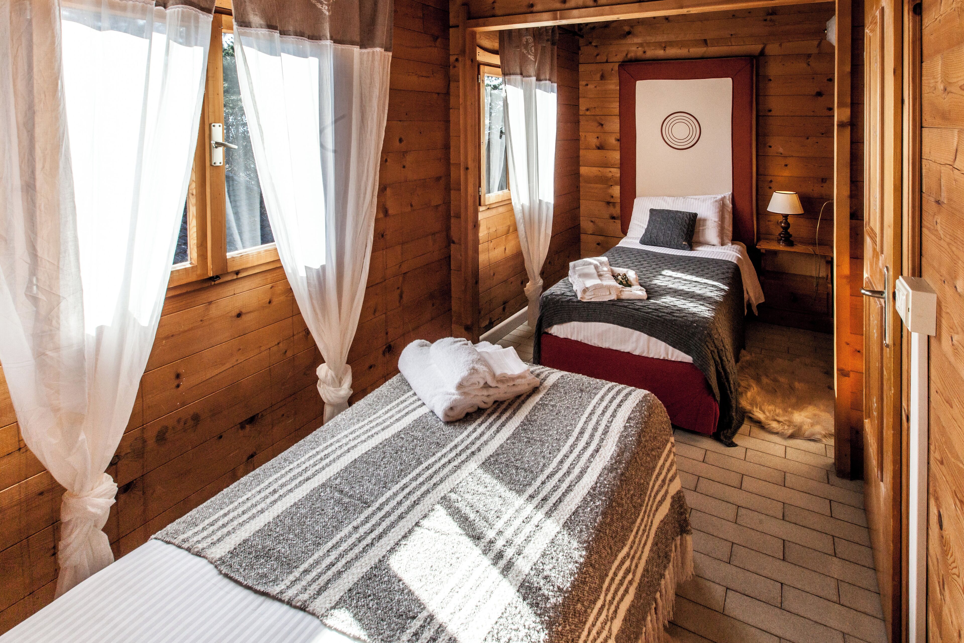 WiFi (free), bed sheets