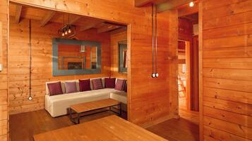 Chalet Superior | Area soggiorno | TV a schermo piatto 22 pollici con canali via cavo, TV