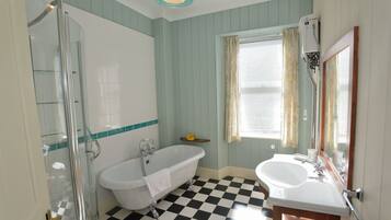 House, Multiple Beds | Bathroom