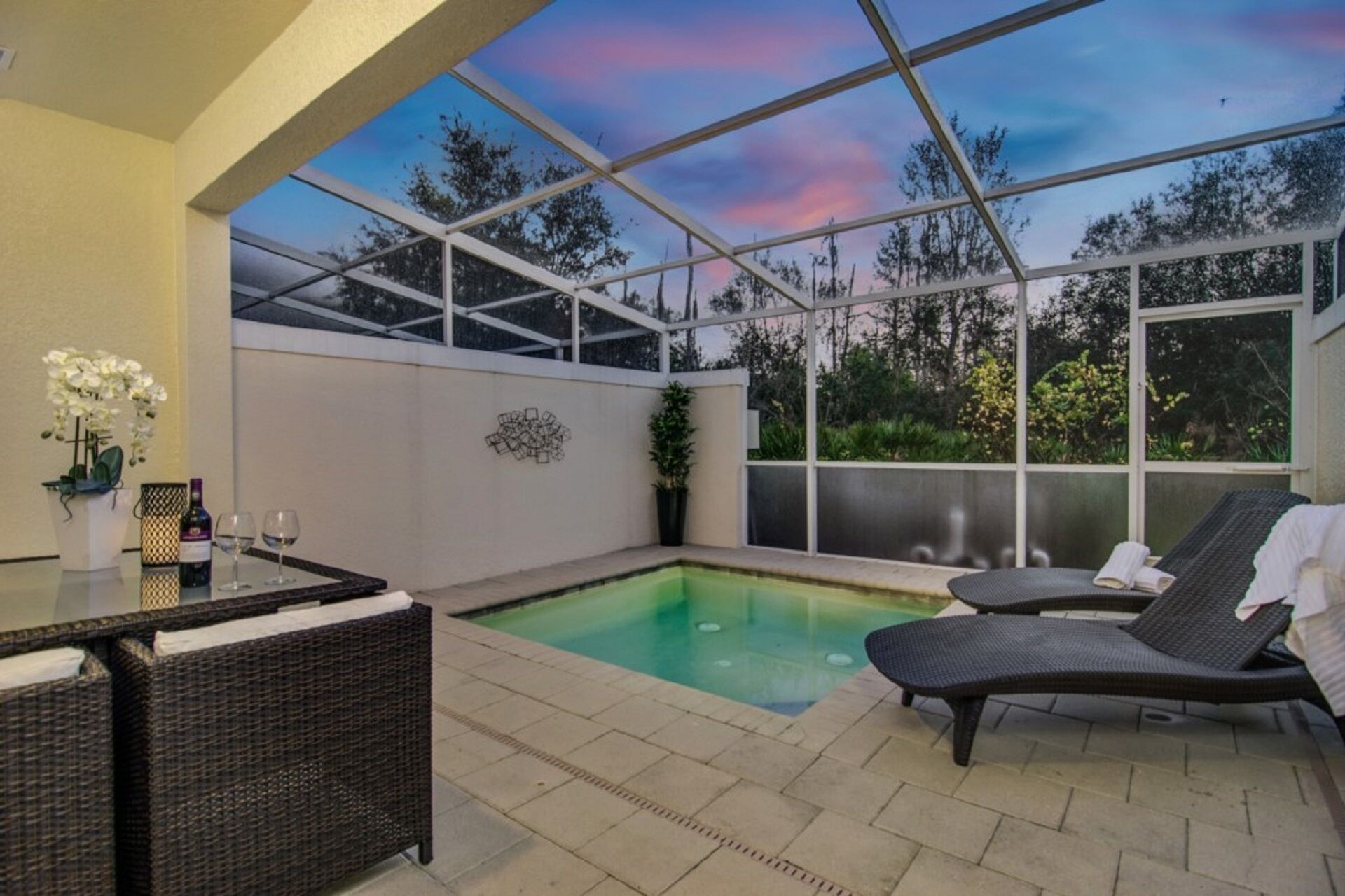 Stylish 3 bedroom/3 bath townhome, private dip pool, balcony, resort facilities