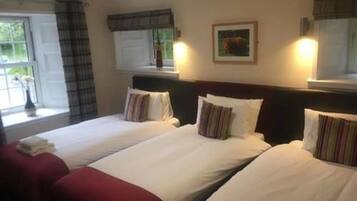 スタンダード トリプルルーム | デスク、アイロン / アイロン台、ベビーベッド、可動式ベッド