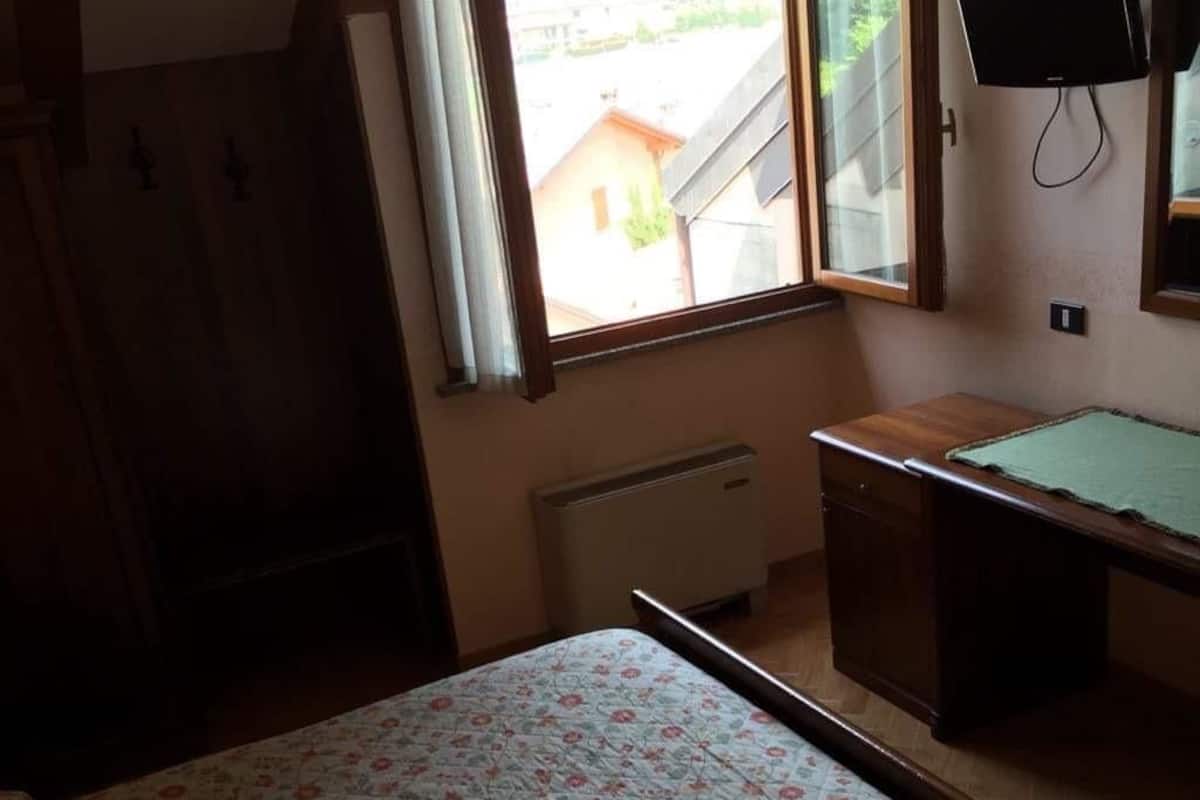 Camera doppia, non fumatori, vista montagna | Una cassaforte in camera, una scrivania