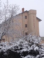 Un edificio con un cartel que dice "GIOVANNI" en su fachada.