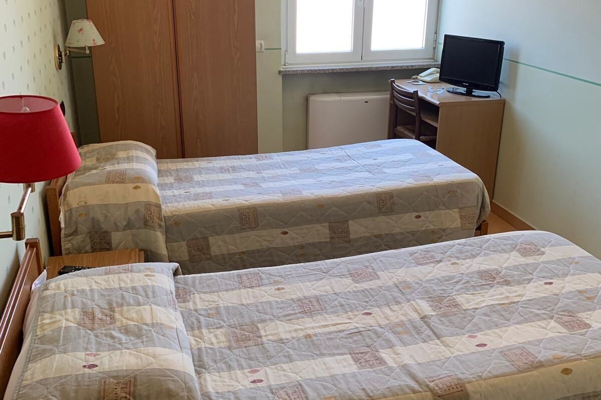 客房内保险箱、办公桌、婴儿床、免费 WiFi
