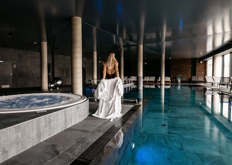 Indoor pool. Lake Hill Resort & Spa