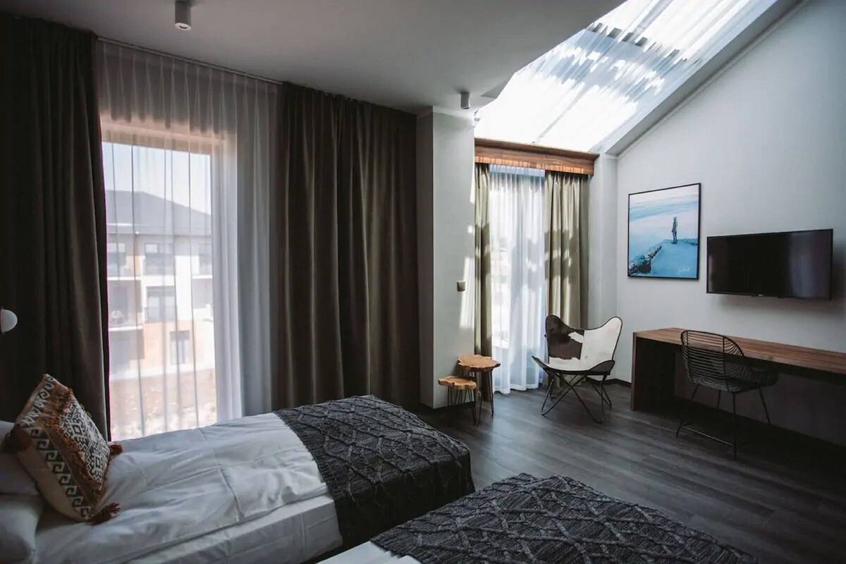 Minibar, pengeskab på værelset, strygejern/strygebræt, gratis Wi-Fi