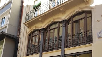 Vista frontal de la propiedad