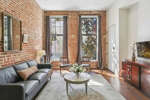 Living area - Chic Renovated Condo Suite | FQ/Casino (New Orleans)