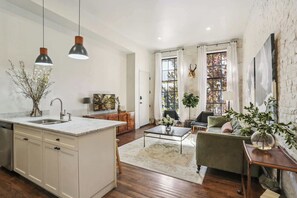 Living area - Chic Renovated Condo Suite | FQ/Casino (New Orleans)