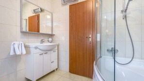 Villa, 2 camere da letto, piscina privata | Bagno | Set di cortesia gratuito, asciugacapelli, asciugamani, carta igienica