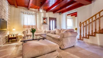 Villa, 2 Schlafzimmer, eigener Pool | Wohnzimmer | Flachbildfernseher