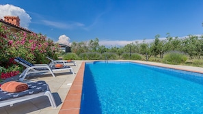 Piscine extérieure, parasols de plage, chaises longues