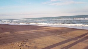 Una playa con arena y olas.