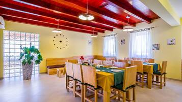 Villa, 6 Schlafzimmer, eigener Pool | Essbereich im Zimmer