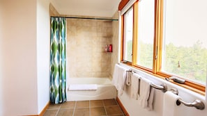 Combined shower/bathtub, hair dryer, towels, soap - ★★★★★ Casa Dos Burros- Fireplace, Hot Tub, Ski, Hike, 🏔 Views, 🐶Dog Friendly (Arroyo Seco)