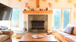 Älytelevisio, takka, pöytäjalkapallopöytä, pöytätennispöytä