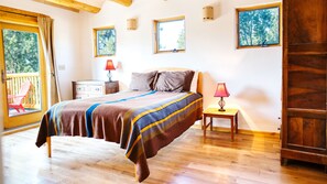 4 makuuhuonetta, työpöytä, silitysrauta/-lauta, ilmainen Wi-Fi