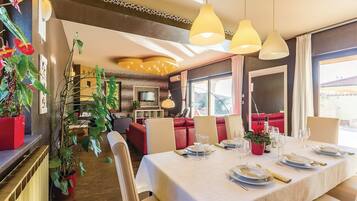 Villa, 4 Schlafzimmer, eigener Pool | Essbereich im Zimmer