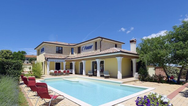 Outdoor pool, pool umbrellas, sun loungers - Villa Amour (Vodnjan)