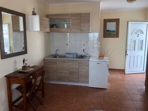 Duplex básico, 2 camas de solteiro, para fumantes, vista para o mar | Cozinha americana privada | Geladeira, cooktop, cafeteira/chaleira, chaleira elétrica