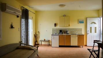 Triple Room, Sea View | Private kitchen | Fridge, stovetop, coffee/tea maker, electric kettle