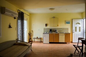 Quarto triplo, vista para o mar | Cozinha privada | Geladeira, cooktop, cafeteira/chaleira, chaleira elétrica