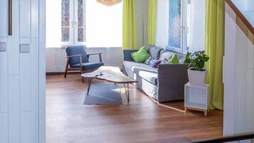 Smart-TV, Kamin, Bücher, Stereoanlage