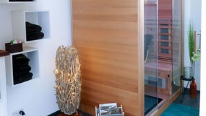 Un espace d’accueil moderne avec une cloison en bois, une porte en verre et un présentoir à magazines.