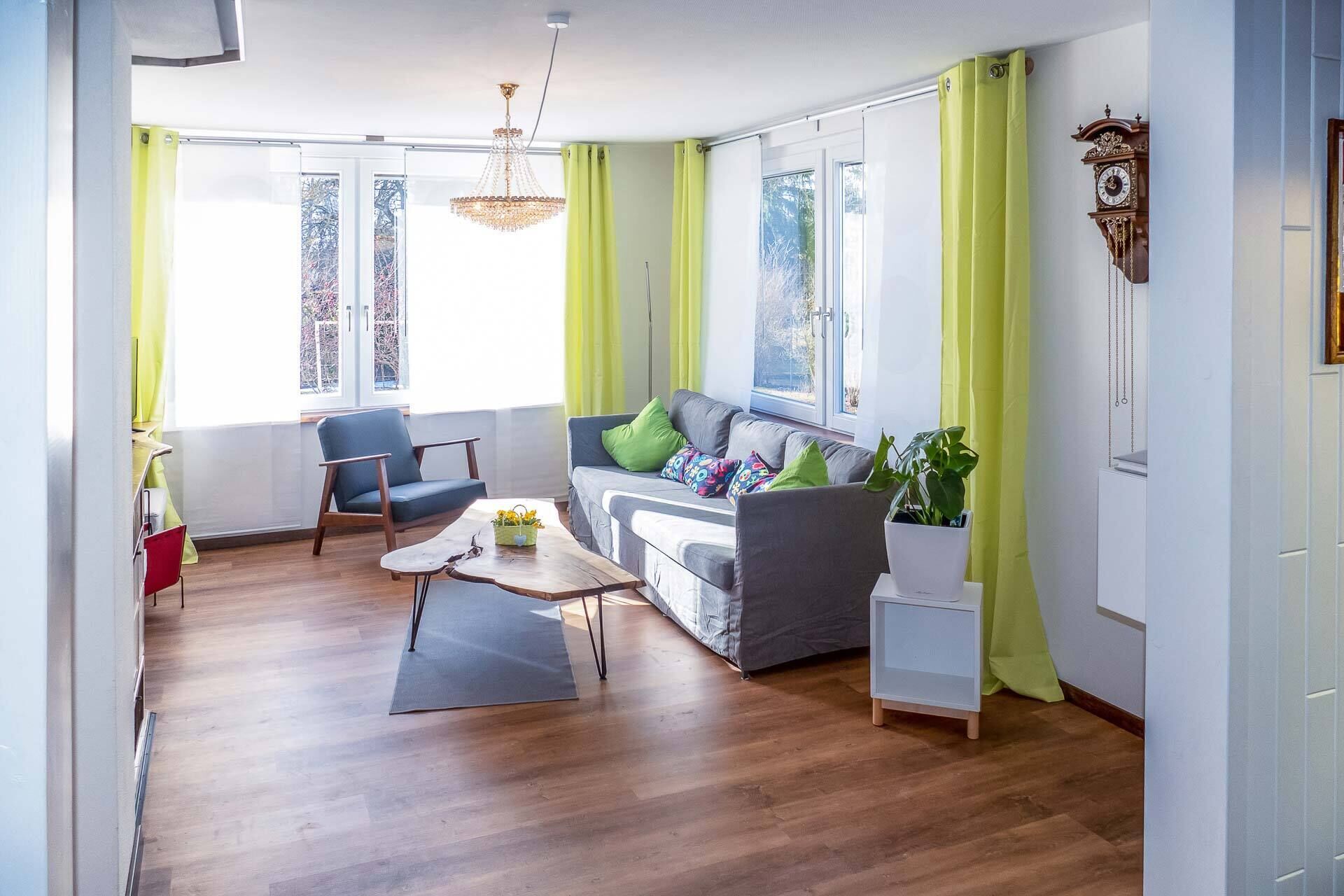 Smart-TV, Kamin, Bücher, Stereoanlage