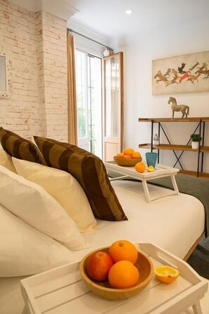 Apartamento Deluxe, patio, vistas al jardín (Ground Floor) | 1 dormitorio, sábanas de algodón egipcio, ropa de cama de alta calidad