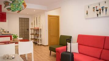 Apartment, Terrasse, Gartenblick (Ground Floor) | Wohnbereich | Flachbildfernseher