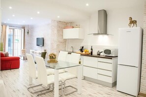 Deluxe Apartment, Patio, Garden View (Ground Floor) | Private kitchen | Coffee/tea maker, electric kettle, toaster, rice cooker - Apartamentos Sevilla Palace (Seville)