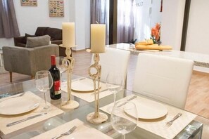 Deluxe Apartment, Patio, Garden View (2nd Level) | Dining - Apartamentos Sevilla Palace (Seville)