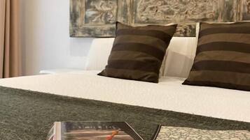 Lägenhet Deluxe - uteplats - utsikt mot trädgården (Top Floor) | 1 sovrum, egyptiska bomullslakan och sängtillbehör av högsta kvalitet