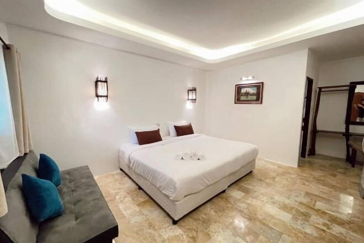 5 bedrooms, blackout curtains, rollaway beds, free WiFi