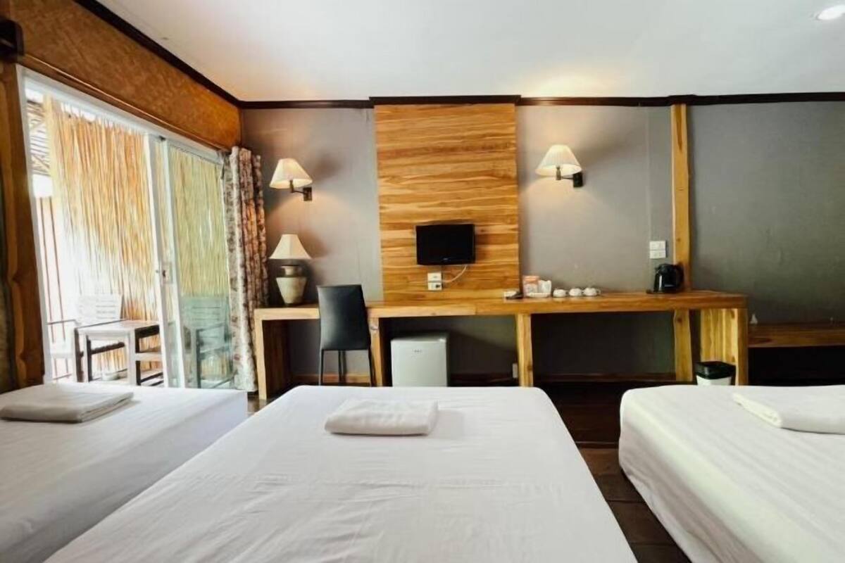 5 bedrooms, blackout curtains, rollaway beds, free WiFi