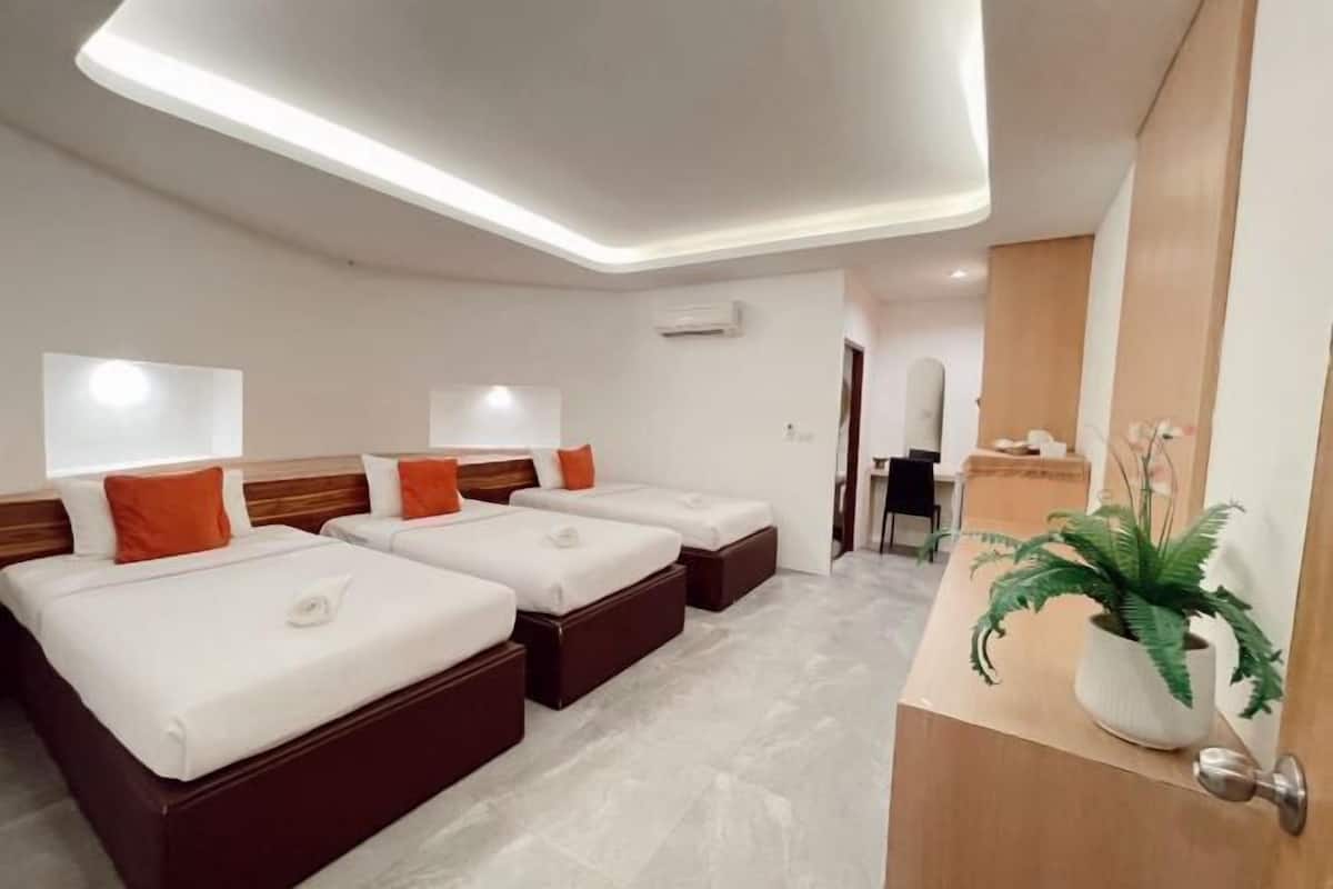 5 bedrooms, blackout curtains, rollaway beds, free WiFi