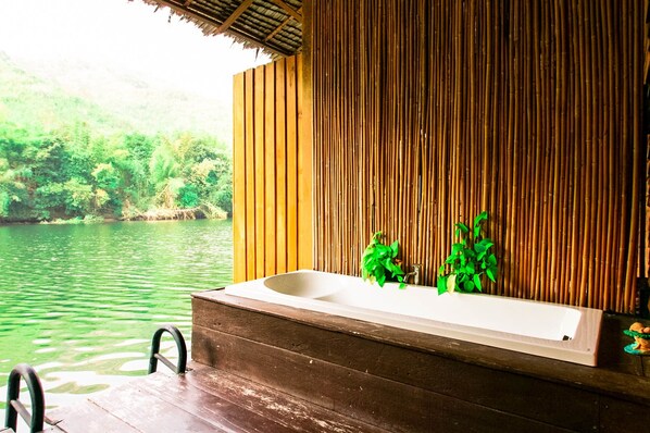 Raft Triple Room | Terraza o patio