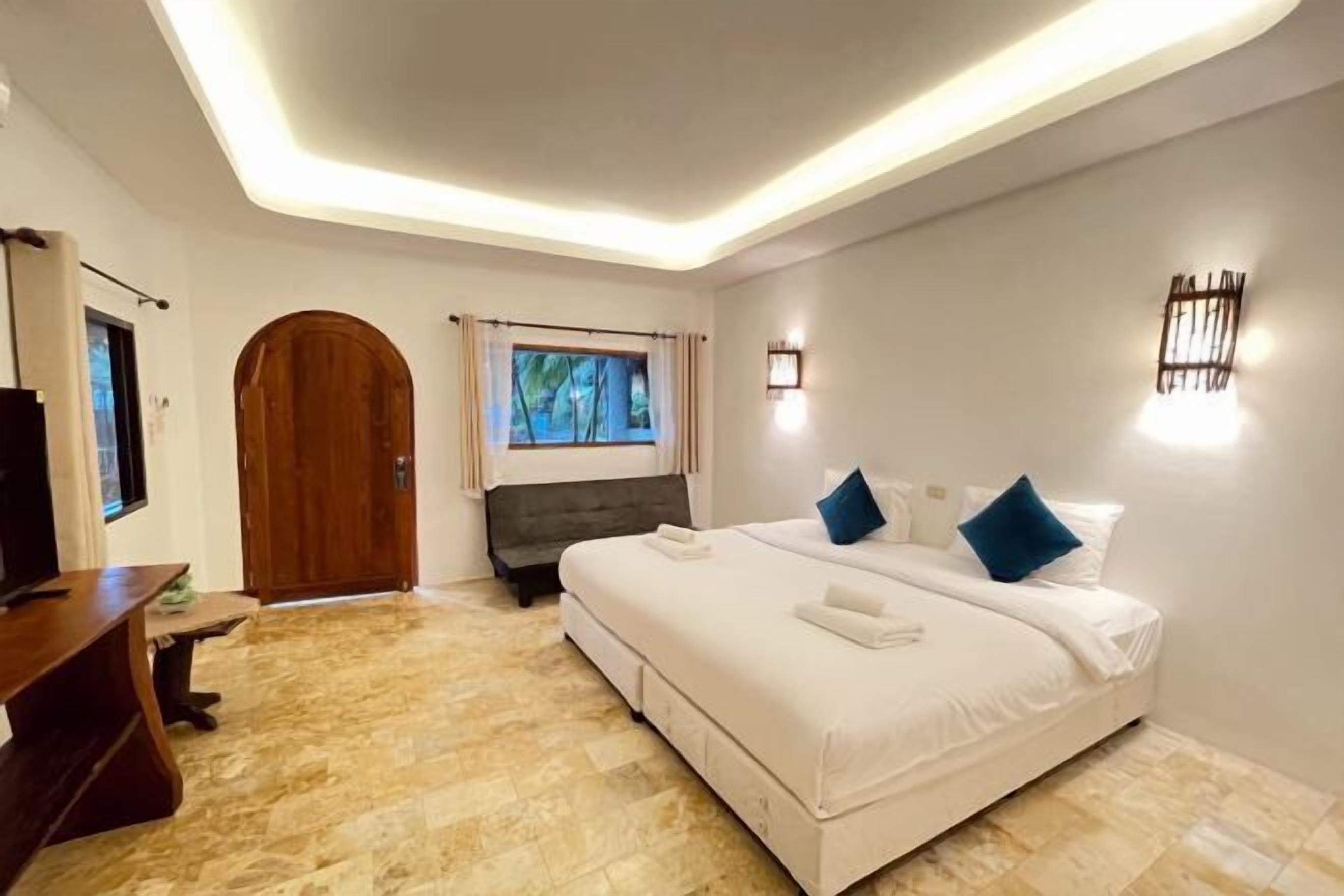 5 bedrooms, blackout curtains, rollaway beds, free WiFi