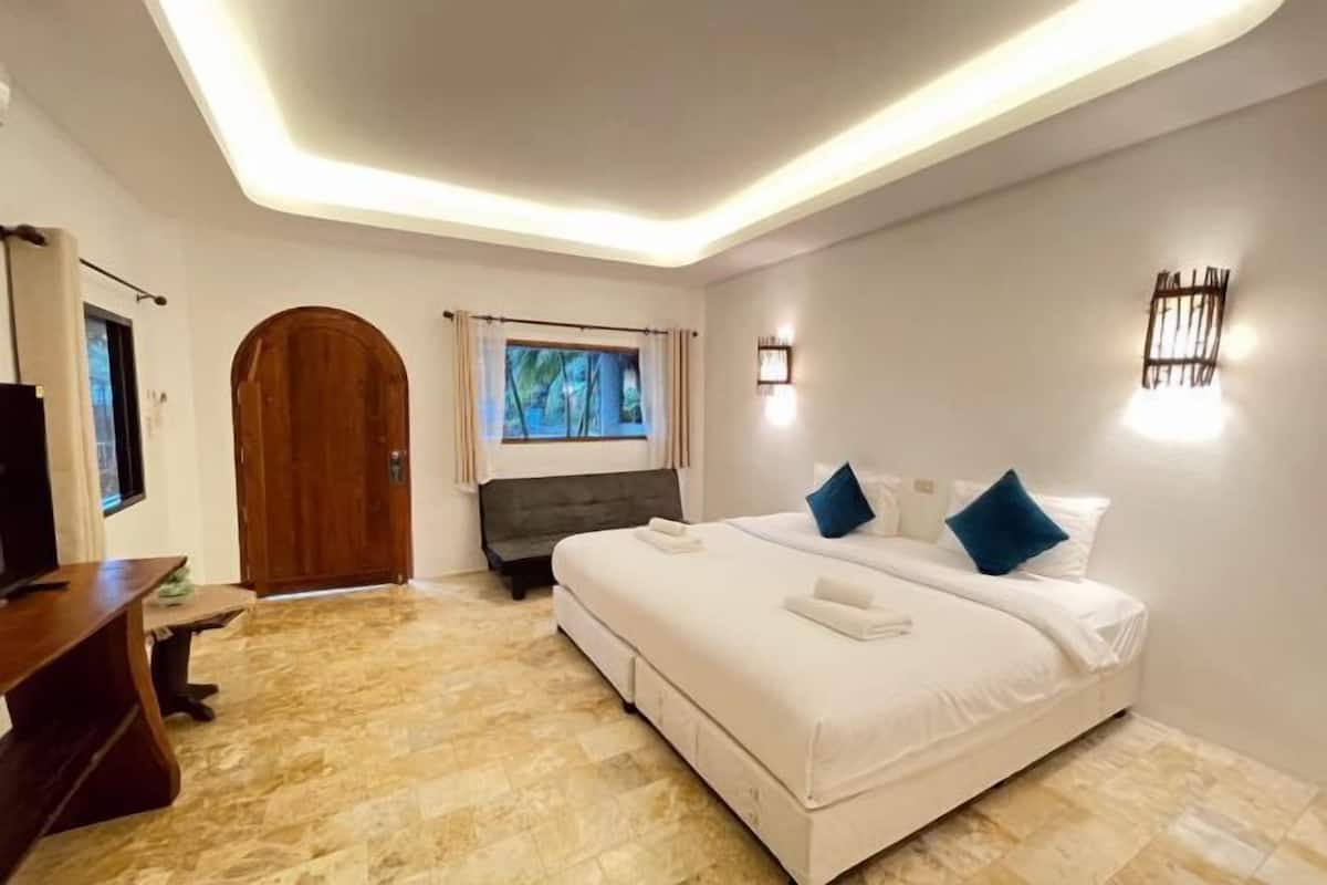 5 bedrooms, blackout curtains, rollaway beds, free WiFi