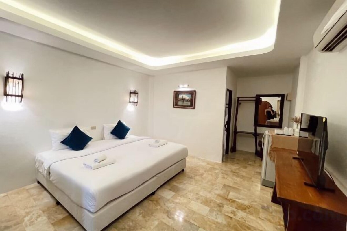 5 bedrooms, blackout drapes, rollaway beds (surcharge), WiFi (free)