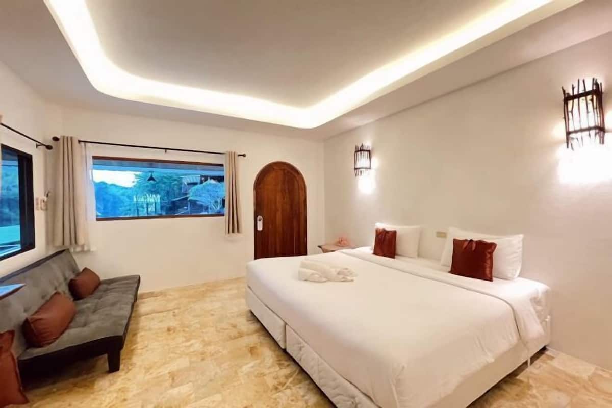 5 bedrooms, blackout curtains, rollaway beds, free WiFi