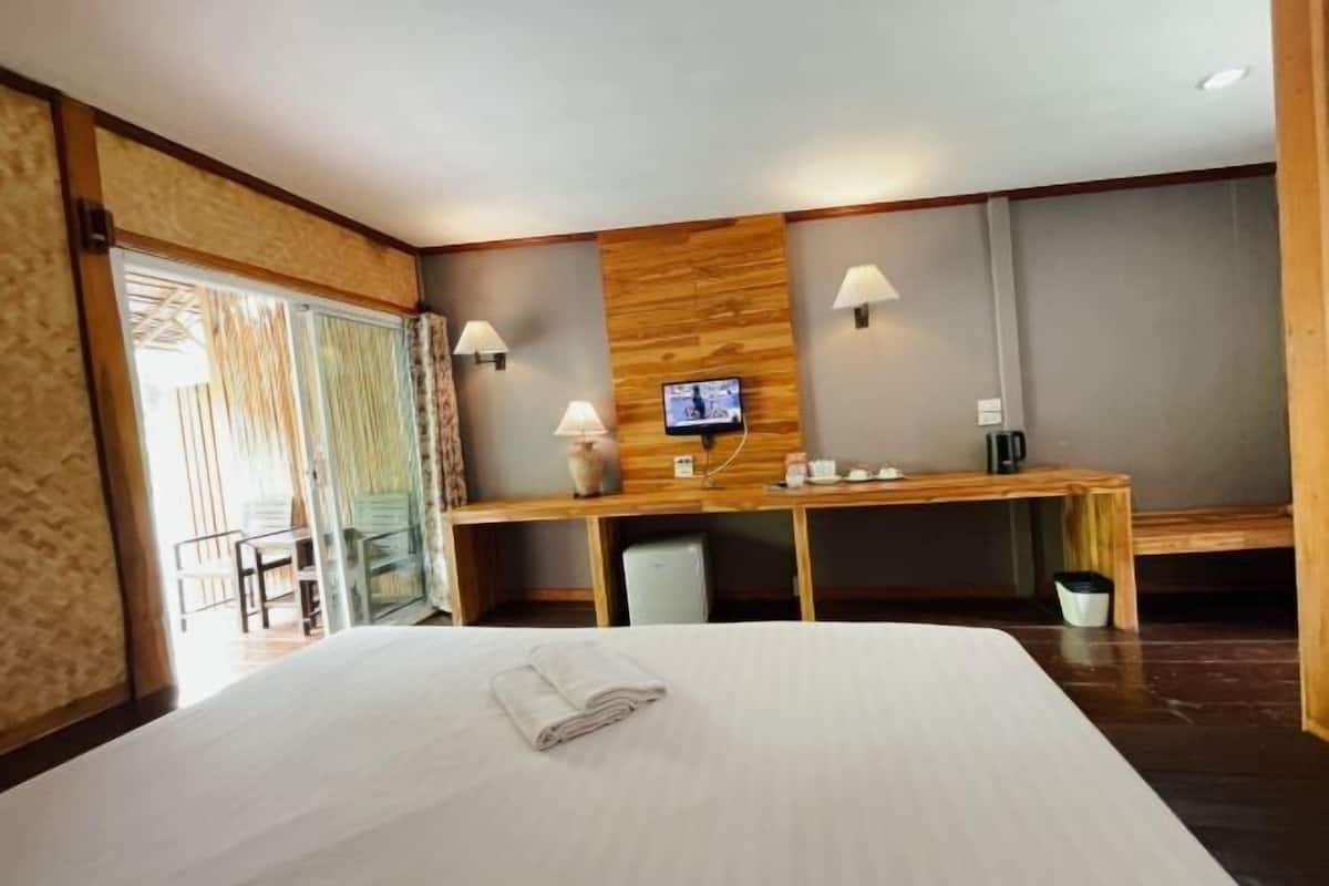 5 bedrooms, blackout curtains, rollaway beds, free WiFi