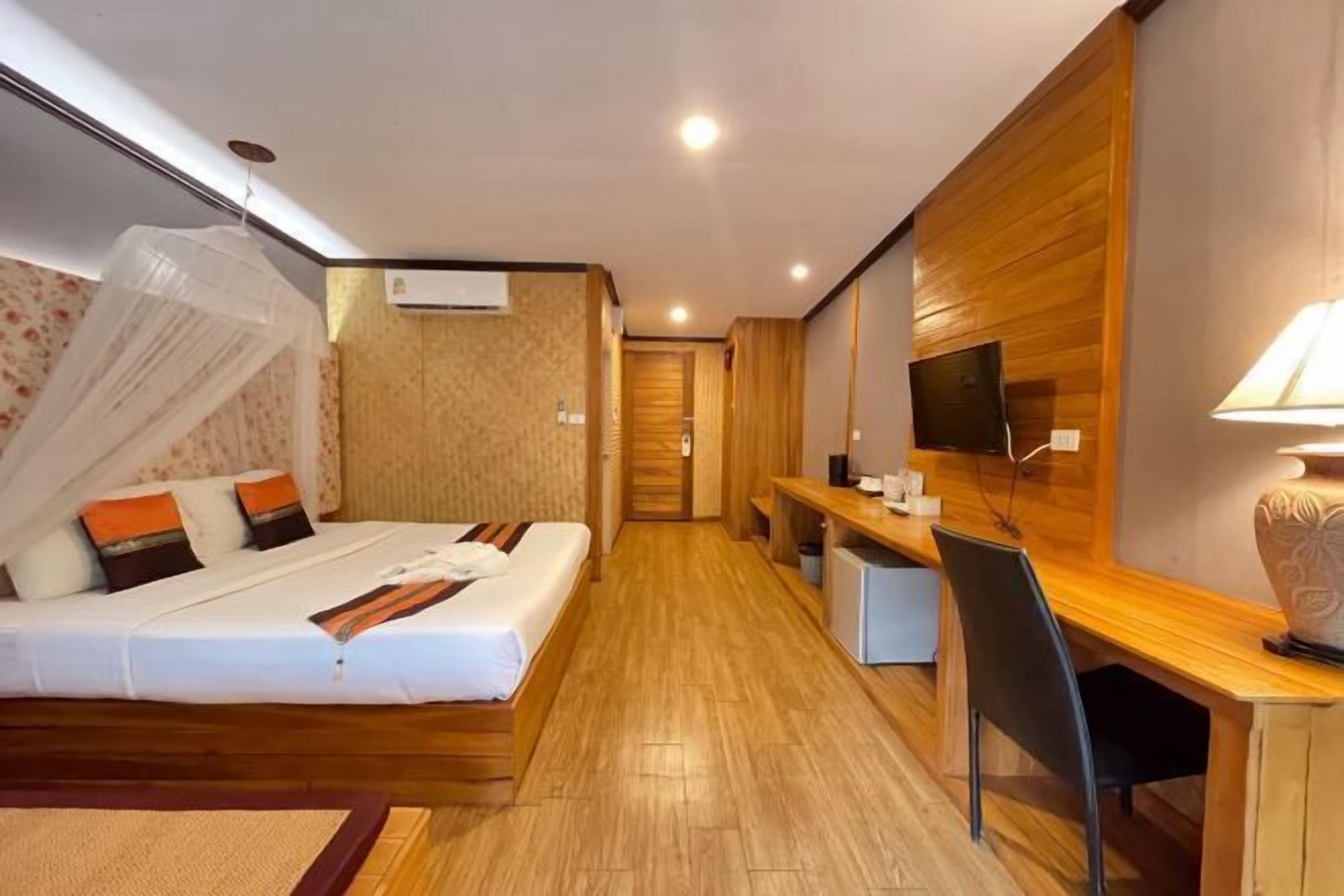 5 bedrooms, blackout curtains, rollaway beds, free WiFi