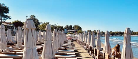 Plage privée, cabines gratuites, chaises longues, parasols