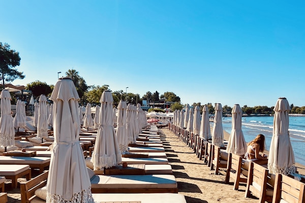 Plage privée, cabines gratuites, chaises longues, parasols