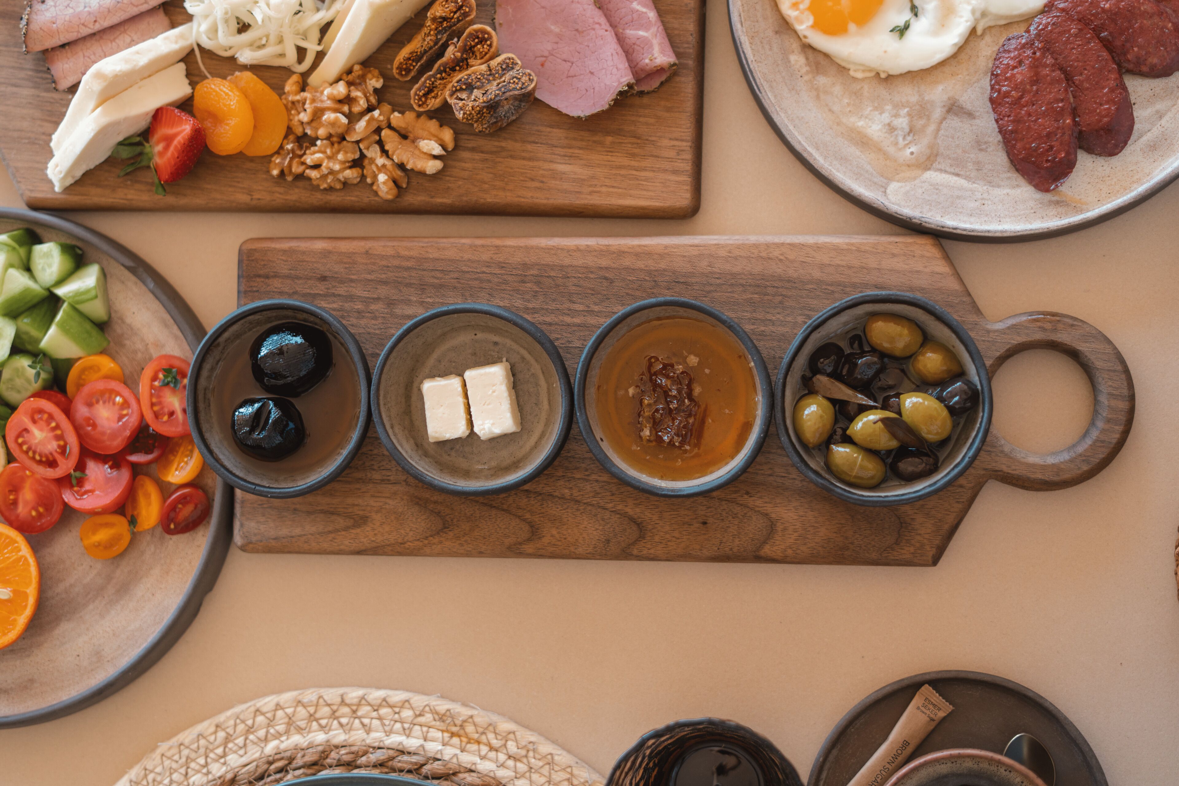 Uma mesa farta com diversos alimentos e bebidas.